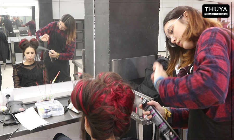alumna realizando el trabajo de peluquería ninfa