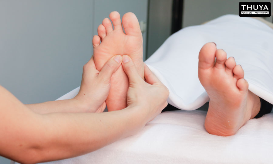 Masaje de pies para suavizar el dolor en estética oncológica