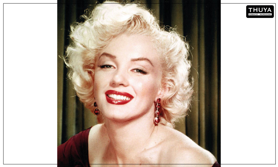 Monroe con el peinado de moda de los años 50