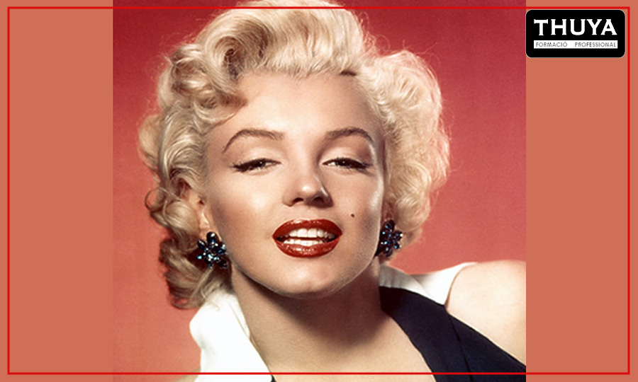 Marilyn Monroe mostrando sus labios pintados con labial rojo