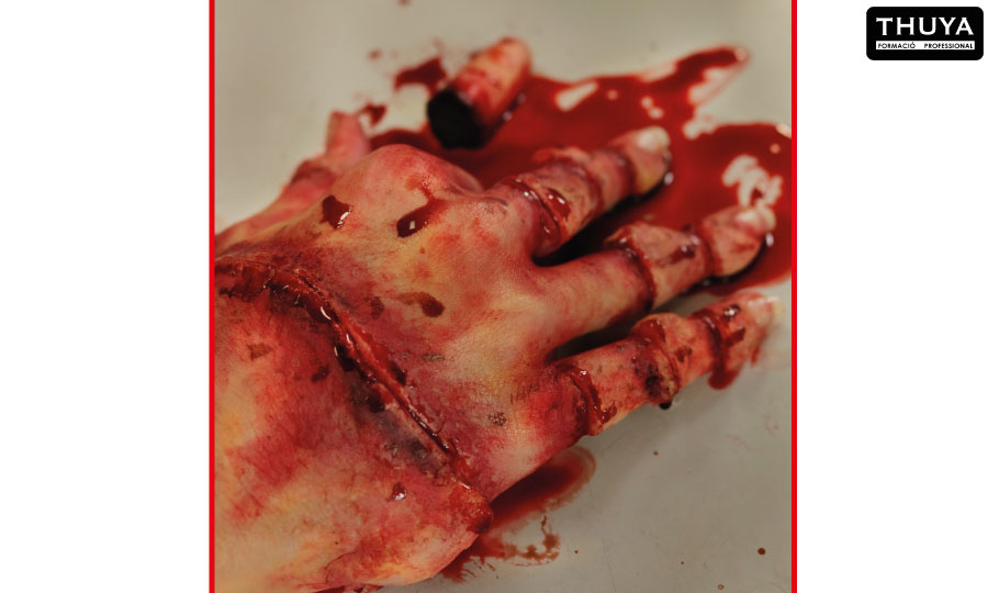 cortes en una mano representado con carne artificial