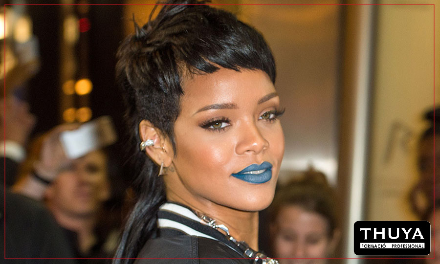 peinado mullet de la cantante Rihanna con los laterales rapados
