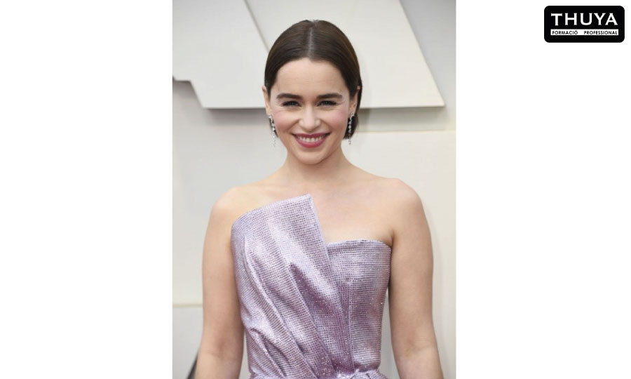 Emilia Clarke luciendo el peinado micro bob en la gala de los Oscar