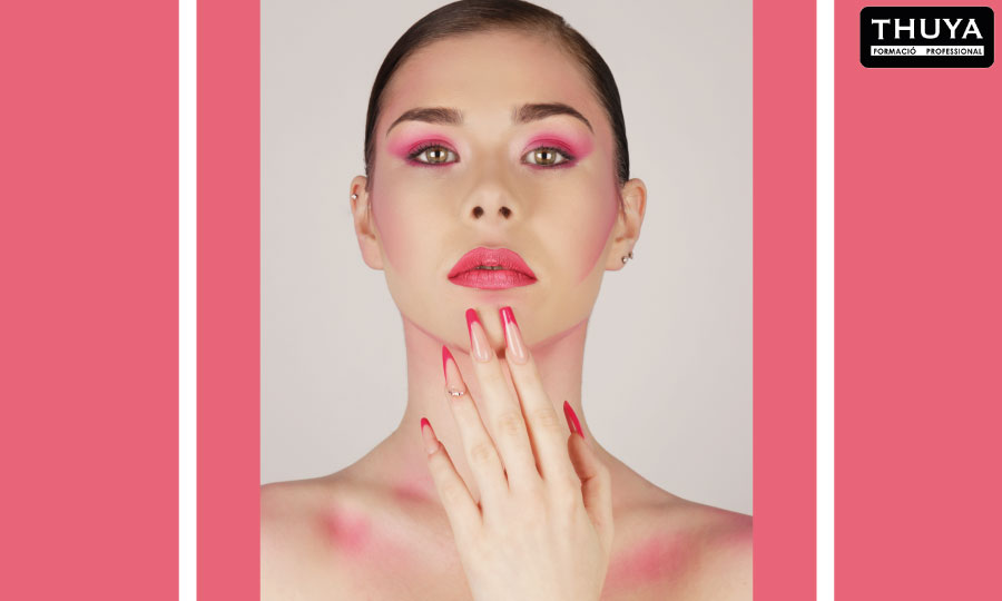 demostración tendencia uñas y maquillaje unificados con el mismo color