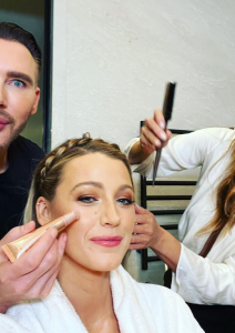 blake-lively-sentada mientras hacen su maquillaje y peinan su cabello posa en una selfie con sus estilistas