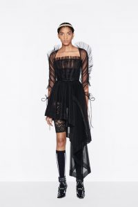 Chica negra viste look de otoño invierno de Christian Dior de la colección del año 2022