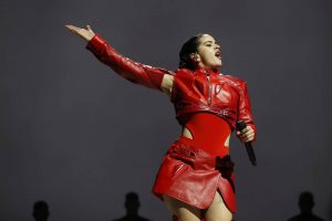 Cantante Rosalía viste un vestido de cuero rojo intenso en el escenario de su Motomami World Tour