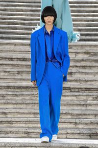 Modelo asiática viste un trajede dos piezas y blusa en azul klein en la pasarela de Valentino otoño-invierno 2022