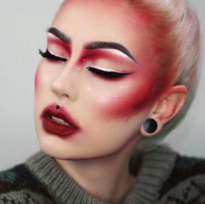 closeup de chica con maquillaje de diablesa para halloween
