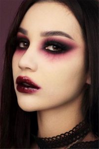 primer plano de chica con maquillaje de vampiro para halloween