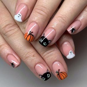 close up de uñas con nail art de calabazas, gatos, fantasmas y arañas