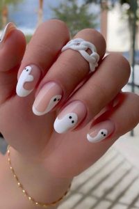 uñas nude con nail art de fantasmas