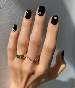 uñas en color negro con ojos de gato