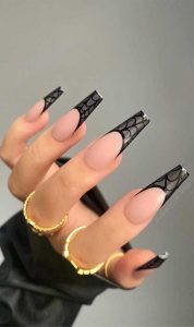 closeup de uñas cuadradas con nail art de telarañas