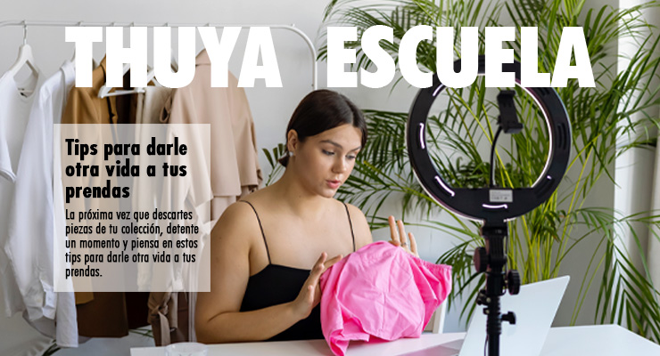 chica sentada en una mesa frente a una percha de ropa con una blusa en sus manos, en la parte superior se lee Thuya Escuela y en el costado izquierdo se lee Tips para darle otra visa a tus prendas