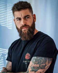 medio plano de hombre con barba vikinga
