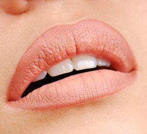 plano detalle de labios carnosos on labial natural